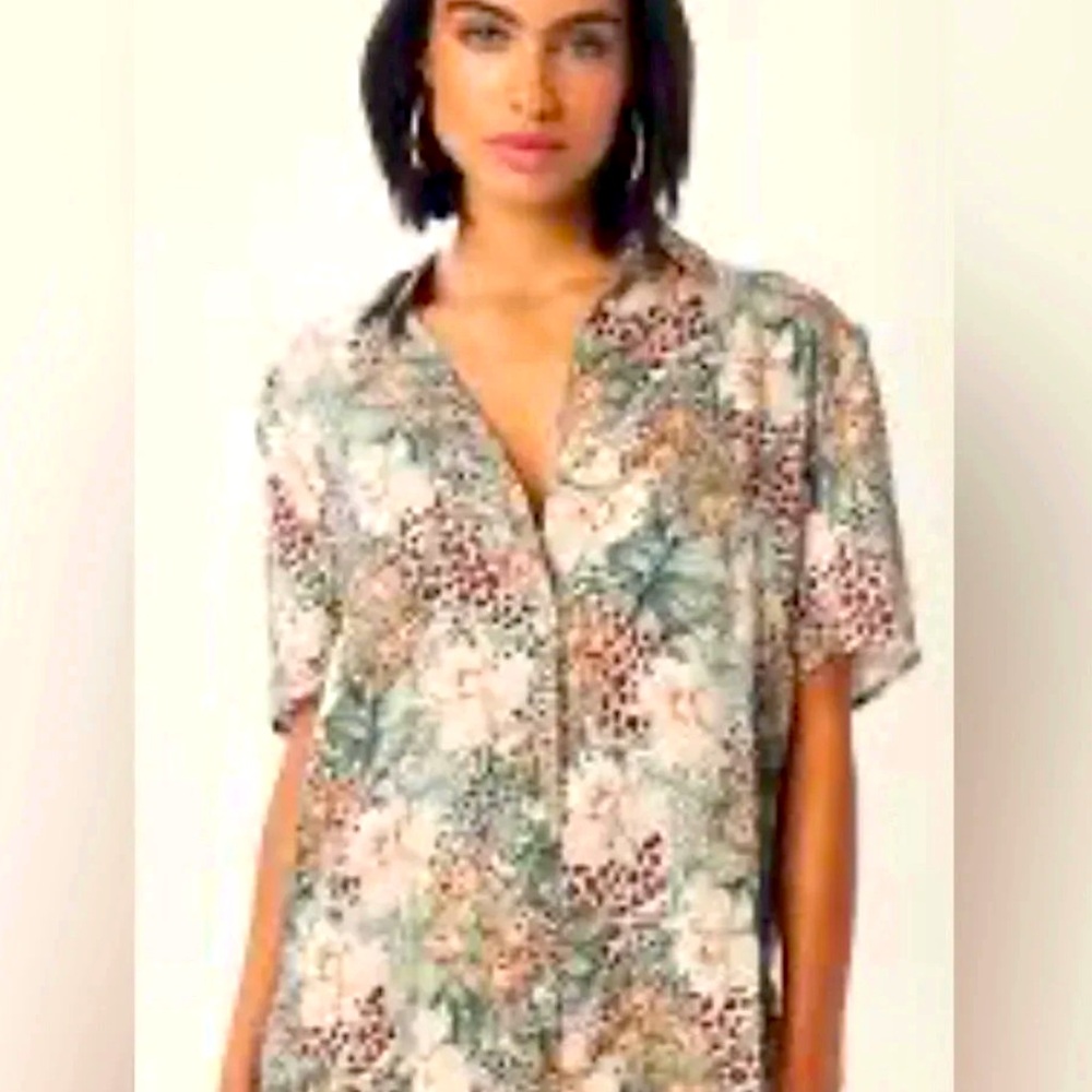 Lita by Ciara NWOT Jungle print button up short sleeve shirt